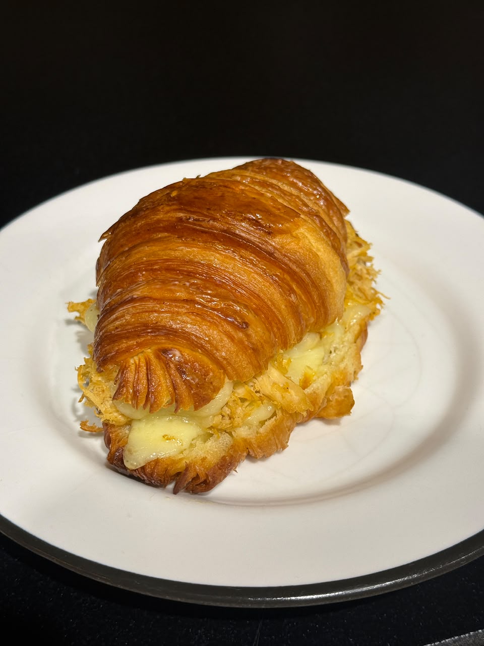 Croissant frango com queijo