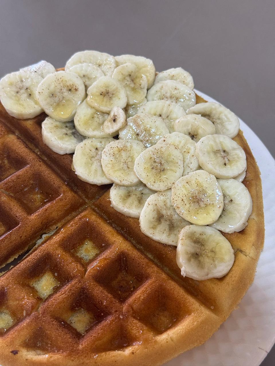 Waffle Americano com banana, canela e mel ou açúcar