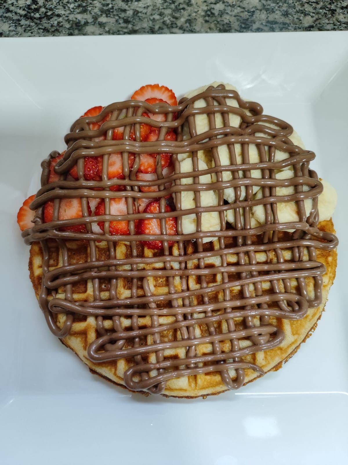 Waffle Americano com morango, banana e Nutella